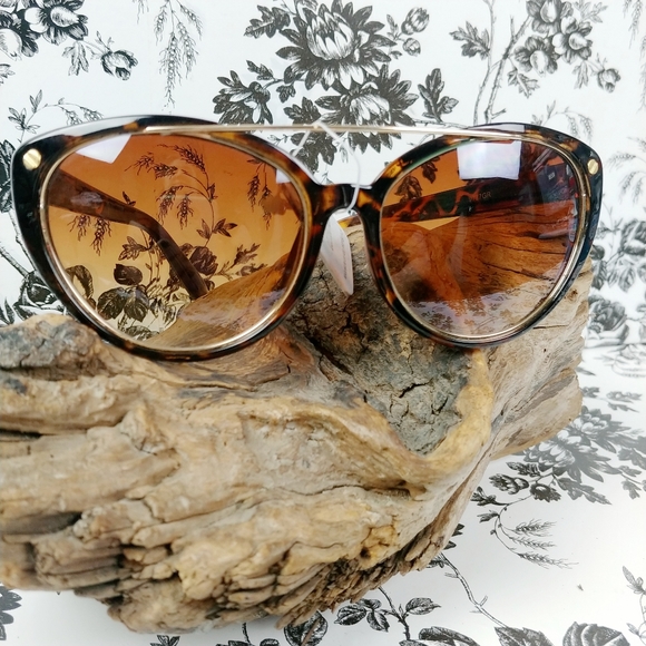 Accessories - NWT tortoise shell cat eye sunglasses UV 400